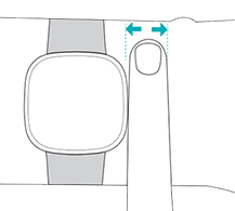 Eine Uhr am Handgelenk einer Person, mit einem Finger zwischen der Uhr und dem Handgelenk, um die Platzierung zu zeigen.